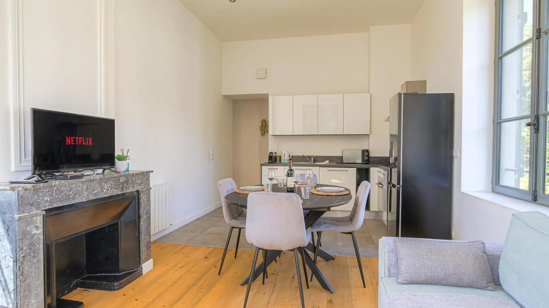 Chateau Ecully - Appartement 2 Chambres - Terrasse & Parking Apartment